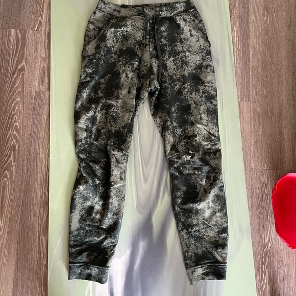 Lululemon men’s textured tech pant jogger - Picture 2 of 6